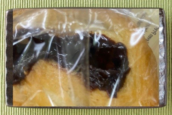 長方形のデニッシュ生地でチョコフィリングを包み、稲妻状の切れ目を入れて焼き上げてあります。