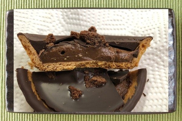 表面をチョコで覆われた、さっくりタルト。