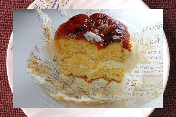 分厚いパンケーキの間にはホイップが挟み込まれ、表面はブリュレされたカスタードが覆っています。