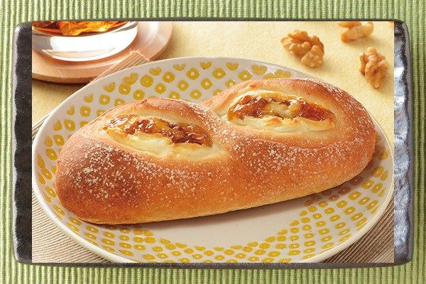 はちみつソース、くるみと甘じょっぱいカマンベールクリームを、歯切れのよい生地で包んだパン。