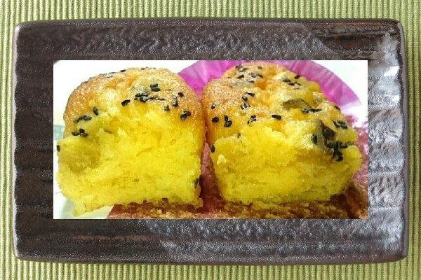 安納芋ダイスと黒ごまがトッピングされ、皮を模した紫のグラシンカップに収まったケーキ。