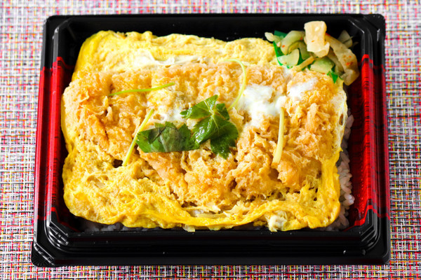 イトーヨーカドーの絶品弁当4選!ボリューム満点のかつ重&野菜たっぷり黒酢弁当