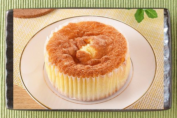 チーズクリームを包んだ生地にケーキ生地を絞って焼き上げた香ばしいパン。