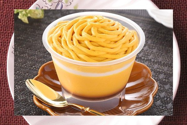 北海道産かぼちゃを使用し、ホクホクしたプリンの上にホイップとかぼちゃクリームを絞ったモンブラン仕立て。