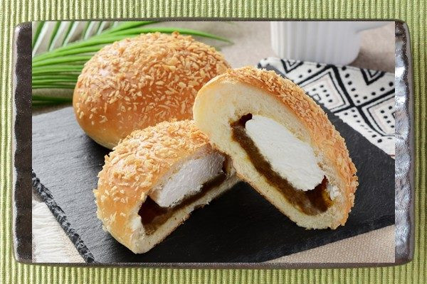パン粉をまぶして焼き上げられたカレーパン。
