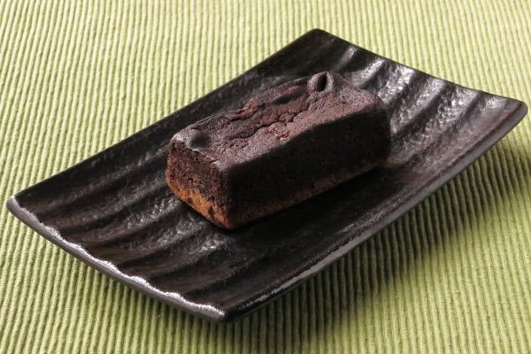 焦げ茶のチョコ生地と明るい茶色のタルト生地の二層構造。