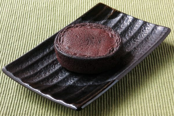 見た目はシンプルな、チョコスポンジ台のよう。