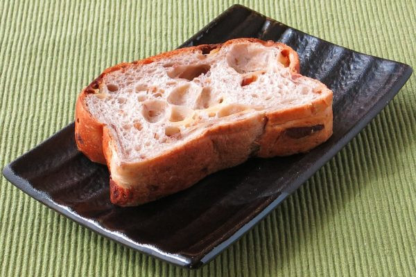 食パンの側面がへこんだような形。