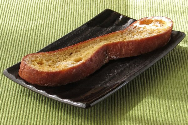 平たいパンをスライスしてフレンチトーストに仕立てた形。