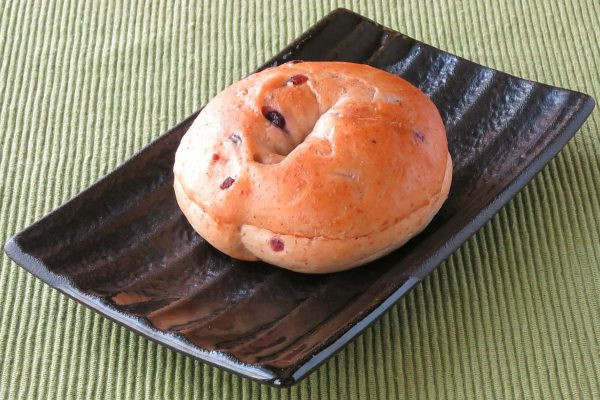 茶色のきれいな焼き目がついた、目の詰まったドーナツ型の生地。