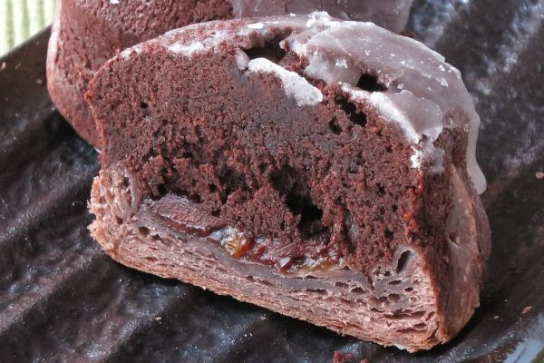 折り重なる薄い層の上に濃密なチョコケーキ、中心にはチョコクリームと杏ジャム。