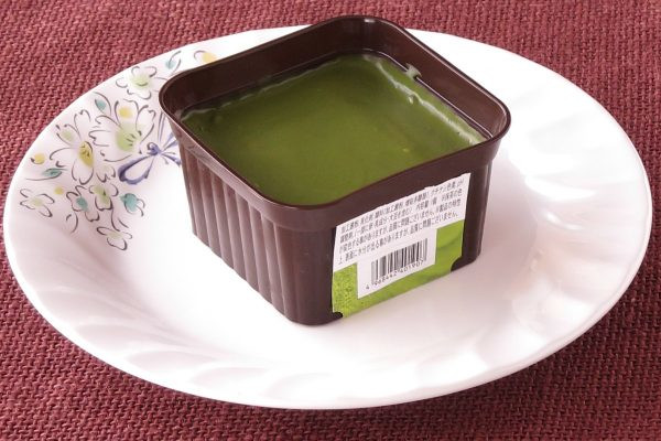 四角いラメキン風カップに収まった抹茶色のテリーヌ。