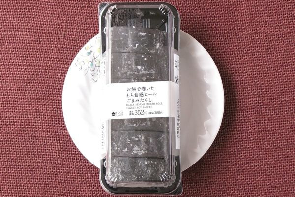 甘じょっぱいごまみたらしソースとごまホイップクリームを、ごま風味の求肥ともち食感スポンジを重ねた生地で巻き込んだ和洋折衷スイーツ。