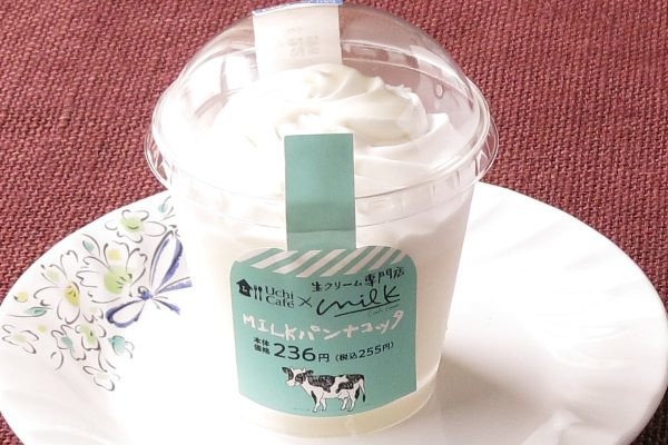 北海道産生クリームブレンドのホイップとミルキーな練乳ソースを、北海道産生クリームと練乳を使用したパンナコッタにトッピング。