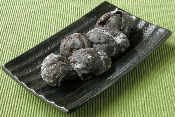 白い打ち粉をまとったチョコ色の生地。