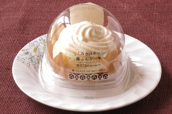 練乳とバターで仕立てたとろりとしたソースを北海道産発酵バター、生クリーム、牛乳入りの生地に閉じ込め、レアバタークリームをトッピングしたケーキ。