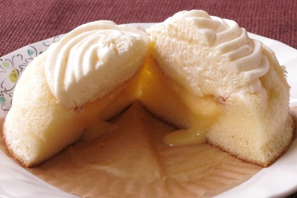 きめの細かいケーキの中から流れ出すのは黄色いミルクバターソース。