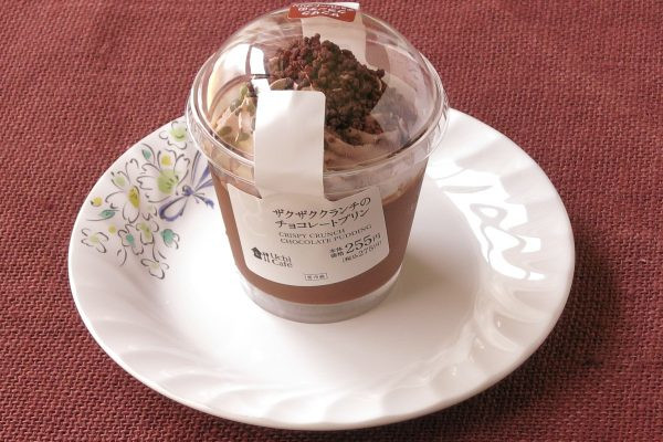 のど越しよいチョコレートプリンに、チョコホイップ、チョコクランチ、チョコソースをトッピングしたカップスイーツ。