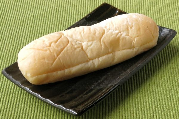 バゲットの切れ目のように、斜めにくびれが入った細長いパン。