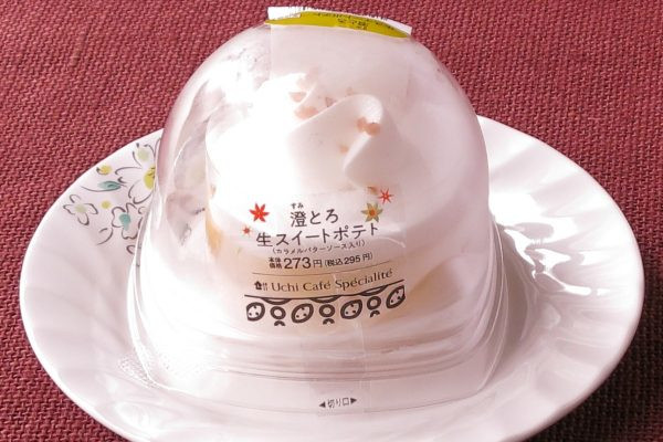 カラメルバターソースを、蜜芋や生クリームで仕立てた生スイートポテトに入れてホイップを重ねたスイーツ。