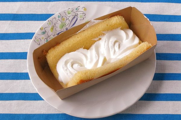 ホットケーキのような丸い生地にクリームを絞り、軽く二つ折りにしたオムレットスタイル。