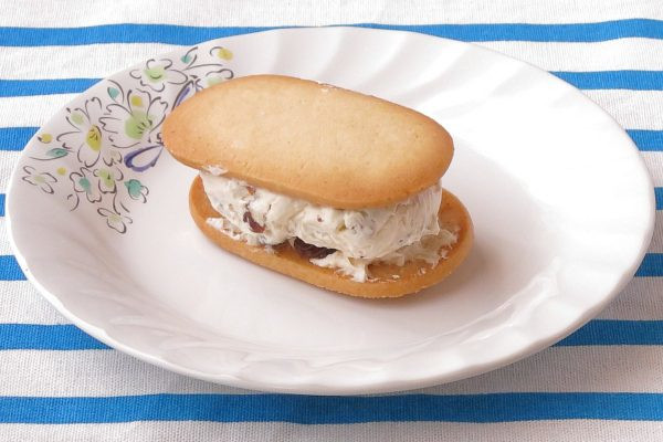 長円形のきめ細かいクッキー2枚でバタークリームをサンド。