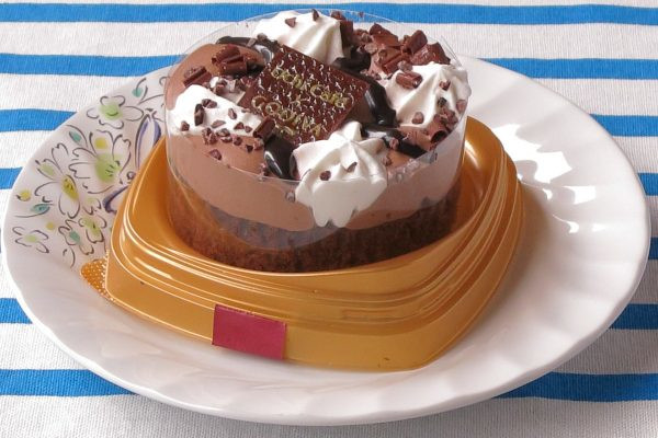 分厚い円盤型のチョコケーキ。