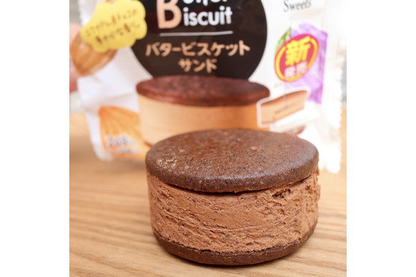 バレンタインはこれで決まり！チョコレート入りのバタービスケットサンド♡