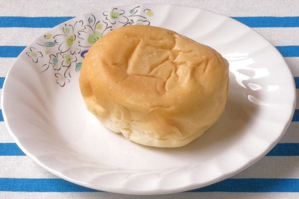外見上はごく普通の丸いパン。
