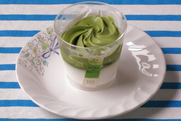 白いミルクプリン、緑の抹茶寒天＆ソース、ライトグリーンの抹茶クリームの3層仕立て。