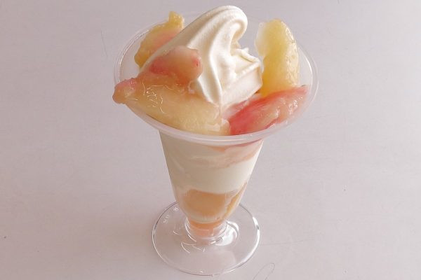ジュワッとやわらかな完熟白桃とバニラソフトクリームを合わせたパフェ。