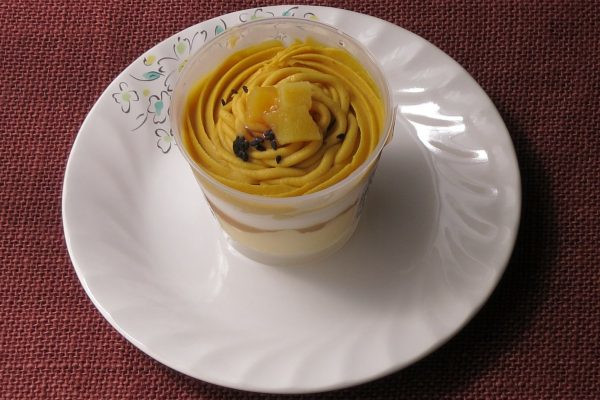 モンブラン状に絞り出されたお芋クリーム。