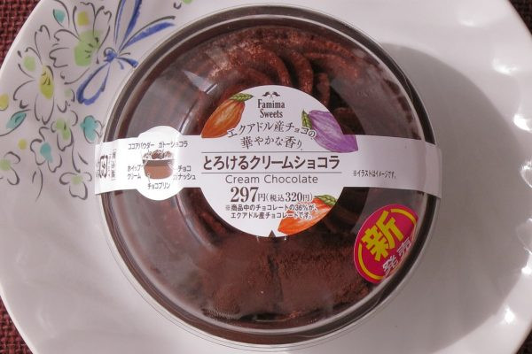 ファミマオリジナル、華やかな香りのチョコづくしのクリームショコラ。