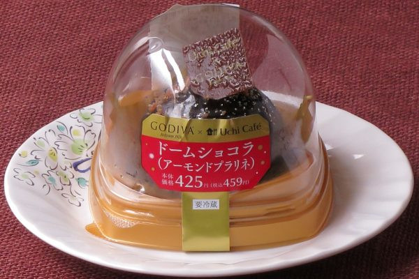 ショコラムースとプラリネアーモンドでチョコレートの味わいが楽しめるショコラケーキ。