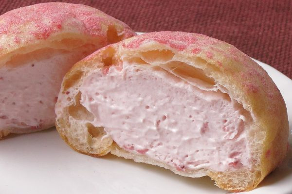 苺果肉入りの、ほんのりピンク色をしたクリームが詰まっています。