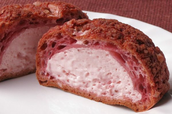 苺色の生地の中には、やはり苺果肉入りの薄ピンククリーム。