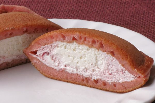 苺色の生地の間には、ほんのりピンクの苺クリームと純白のホワイトチョコクリーム。
