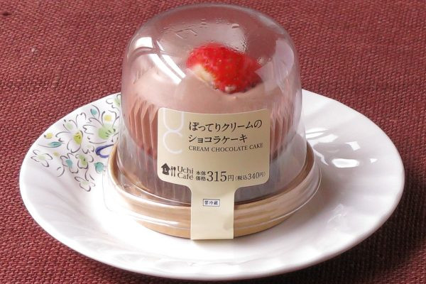 チョコスポンジにぽってりショコラクリームを合わせたショートケーキ。