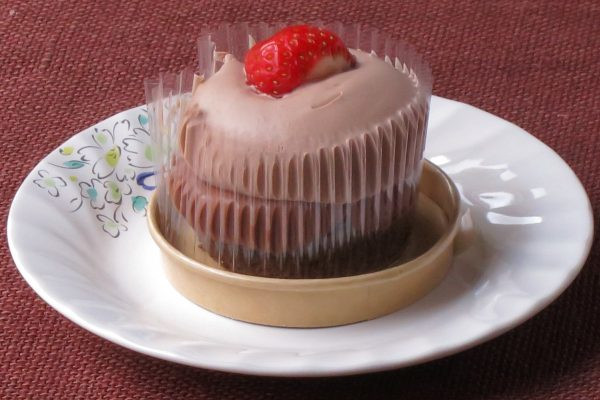 チョコスポンジ、ショコラクリーム、ショコラホイップを重ねたカップケーキ型ショートケーキ。