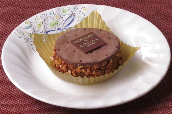 分厚いショコラテリーヌを薄手のココアクッキーでサンドした円盤型の姿。