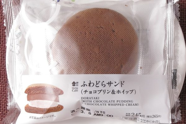 チョコプリンとチョコホイップを、ふわふわ生地でサンドしたどら焼き。