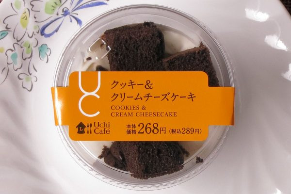 ザクザク食感が楽しめる、白と黒のツートンカラーチーズケーキ。