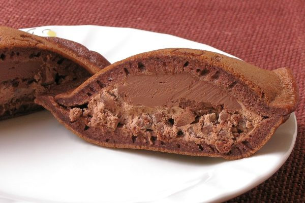 チョコ色の生地の中にはたっぷり生チョコとチョコチップどっさりチョコクリームがぎっしり。