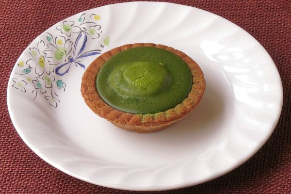 しっかりしたタルト台に、抹茶チョコが詰まっています。