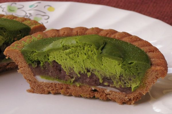 抹茶チョコの中には明るい抹茶ホイップとどっしり粒あん。