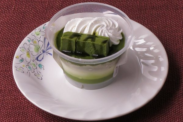 抹茶ソースがけ抹茶ガトーショコラがトッピングされたパフェ。