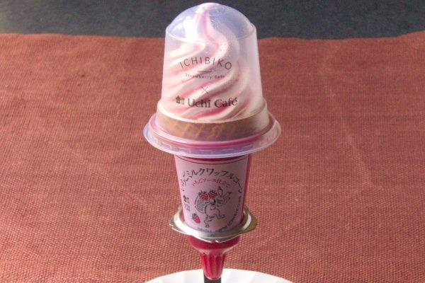 いちごピューレ配合アイスといちごソースを合わせたワッフルコーン。
