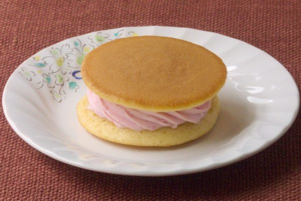 きれいな焼き目のついたどら焼き生地。