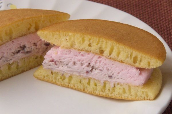 桜クリームの下には粒あんクリーム。