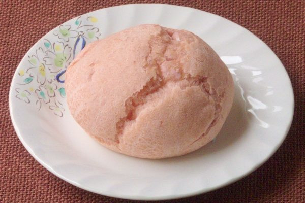 凹凸が少ない滑らかな肌のさくら色生地。